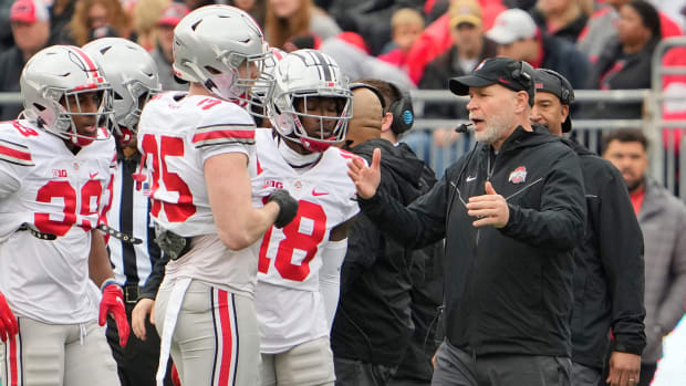 Ohio State defensive coordinator Jim Knowles speaking with some of his defense.